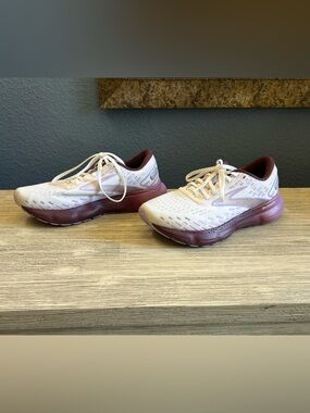 Brooks Glycerin 20 Women’s Athletic Shoes in White and Burgundy